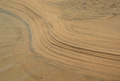 Linee sottili sulla spiaggia bagnata