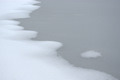 Disegni di neve sul fiume ghiacciato